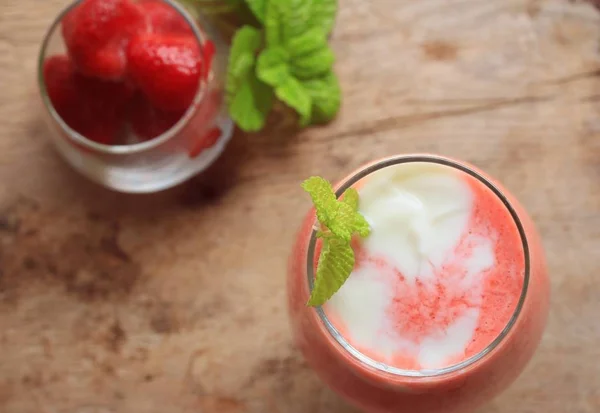 Smoothie strawberry and yogurt — Stock Photo, Image