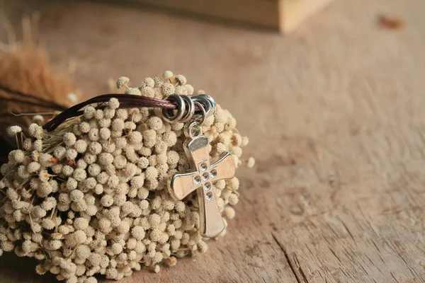 çapraz ve kurutulmuş çiçekler