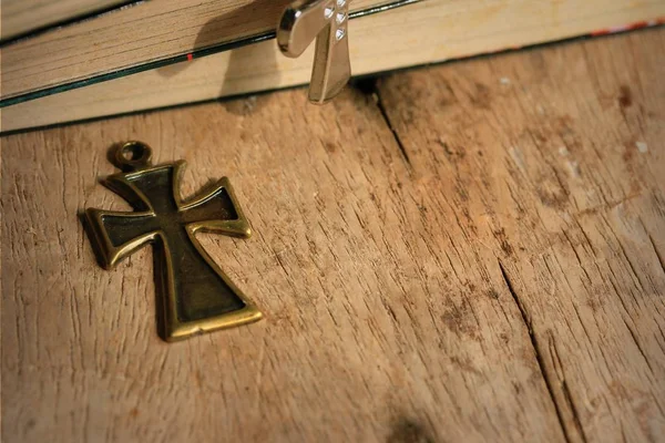 Cross and dried flowers — Stock Photo, Image