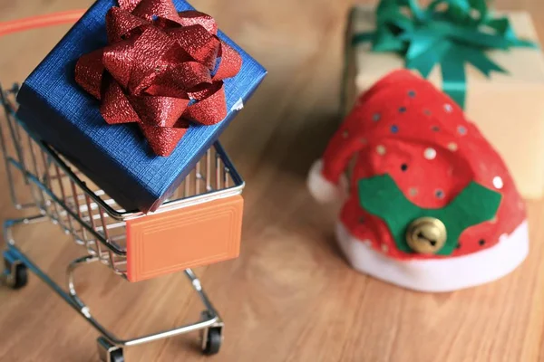 Carrito de compras y bolsa —  Fotos de Stock