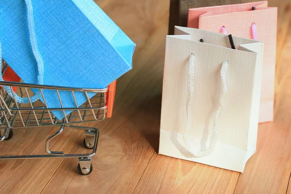 ショッピング カートとバッグ — ストック写真
