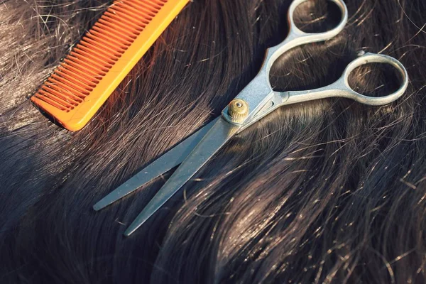 Tijeras de peluquero en el cabello —  Fotos de Stock