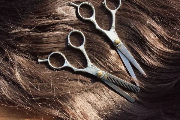 Tijeras de peluquero en el cabello —  Fotos de Stock