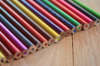 ahşap arka plan üzerinde renkli kalemler