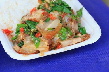 Gevrek domuz fesleğen kızarmış pilav