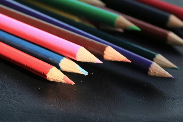 木背景上的彩色的铅笔 — 图库照片