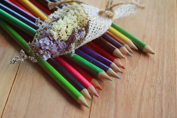 Crayons de couleur sur fond bois — Photo