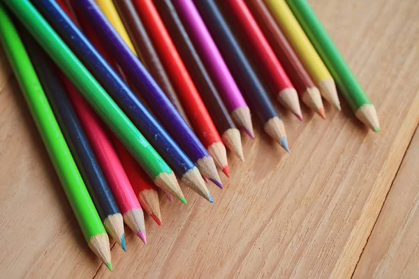 Χρωματιστά μολύβια σε ξύλο φόντο — Φωτογραφία Αρχείου