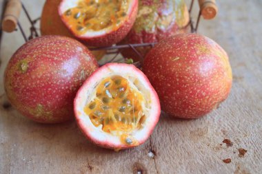 Tahtadaki tutku meyvesi 