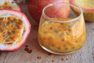 Tahtadaki tutku meyvesi 