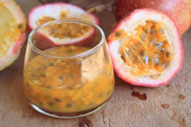 Tahtadaki tutku meyvesi 