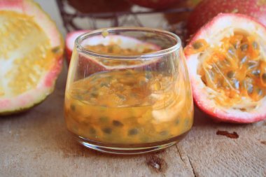 Tahtadaki tutku meyvesi 