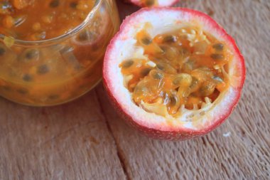 Tahtadaki tutku meyvesi 