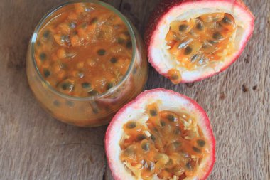 Tahtadaki tutku meyvesi 