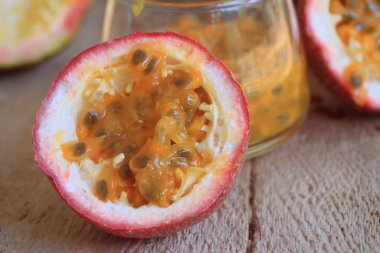 Tahtadaki tutku meyvesi 