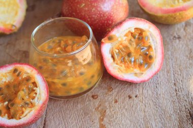 Tahtadaki tutku meyvesi 