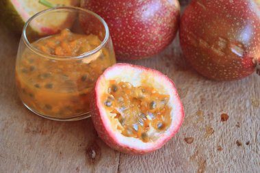 Tahtadaki tutku meyvesi 