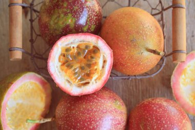 Tahtadaki tutku meyvesi 