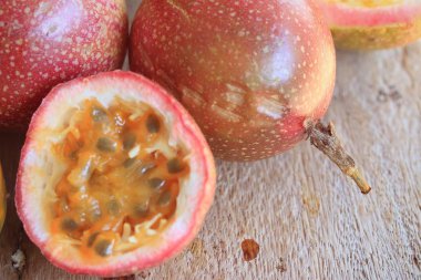 Tahtadaki tutku meyvesi 