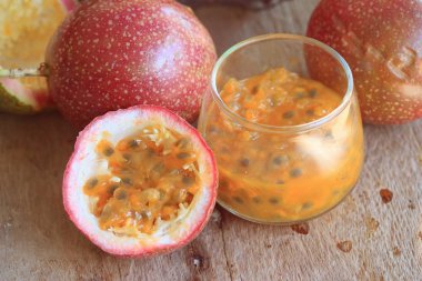 Tahtadaki tutku meyvesi 