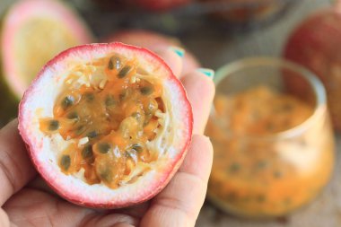 Tahtadaki tutku meyvesi 