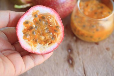 Tahtadaki tutku meyvesi 