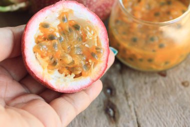 Tahtadaki tutku meyvesi 