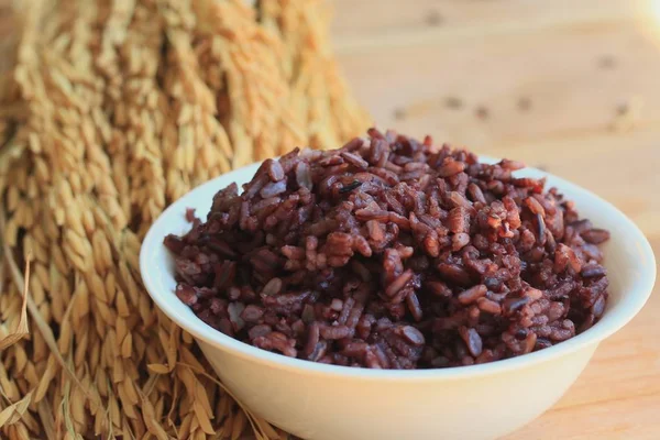 Черный рис и рис — стоковое фото