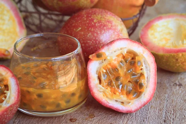 Tahtadaki tutku meyvesi 