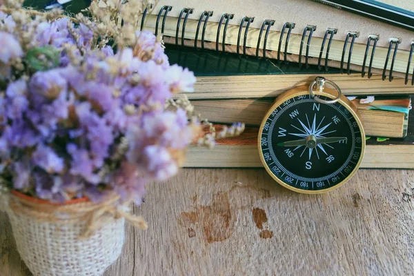 Kompass mit getrockneter Blume — Stockfoto