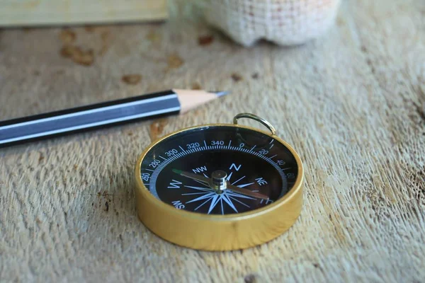 Kuru çiçek ile pusula