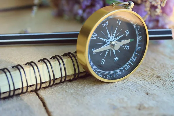 Kuru çiçek ile pusula