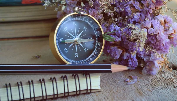Kompass mit getrockneter Blume — Stockfoto