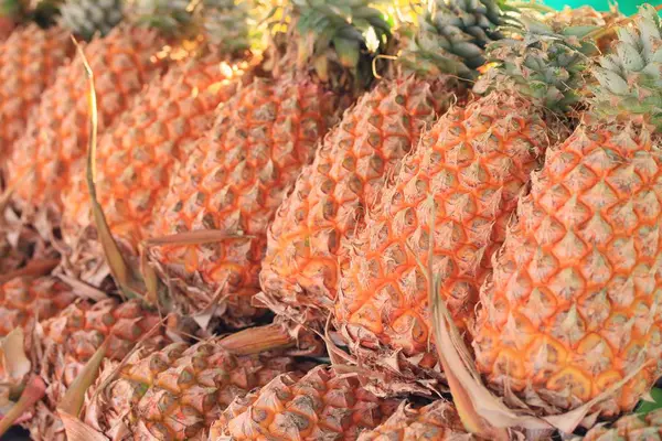 市场上的菠萝 — 图库照片