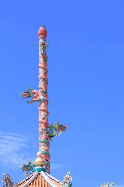 Drachenstutue und Himmel — Stockfoto