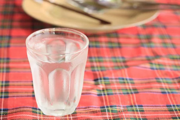 Питьевая вода на столе — стоковое фото