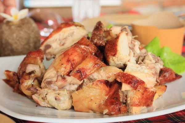 Poulet grillé et sauce — Photo