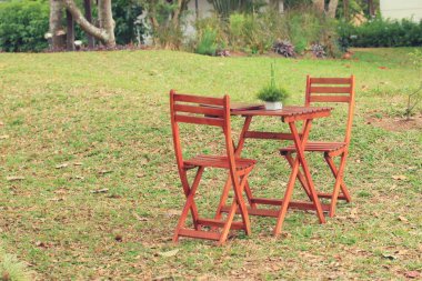 Çimlerin üstünde ahşap masa