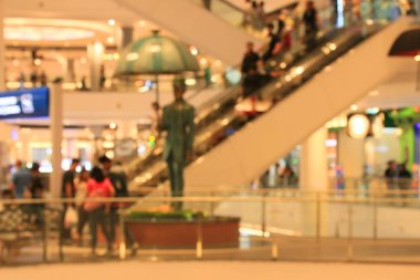 Alışveriş merkezindeki bulanık insanlar
