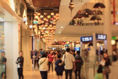 Alışveriş merkezindeki bulanık insanlar