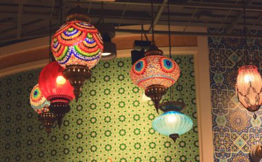 Lamba mağaza asılı