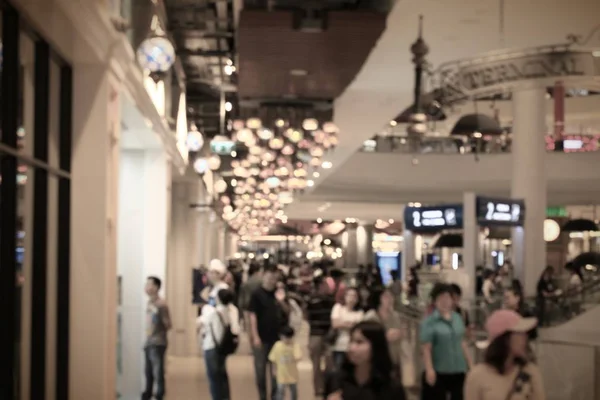 Personas borrosas en el centro comercial — Foto de Stock