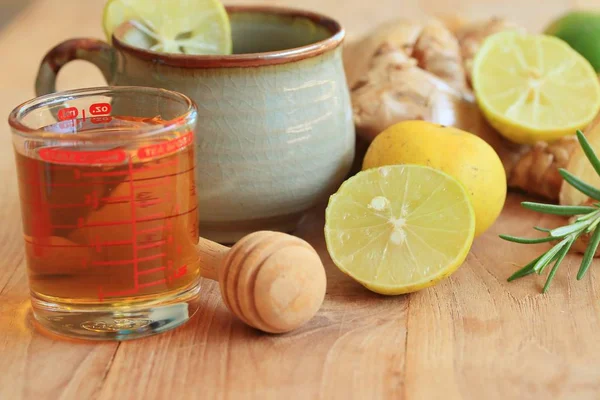 Имбирный чай с медом — стоковое фото