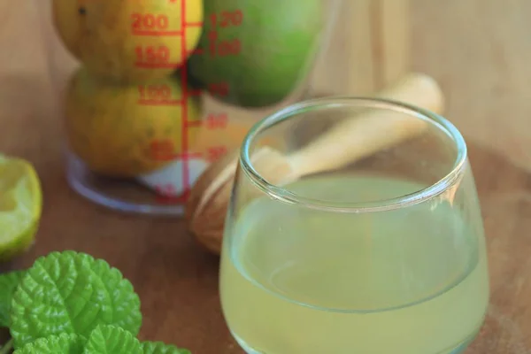 Zumo de limón con menta —  Fotos de Stock