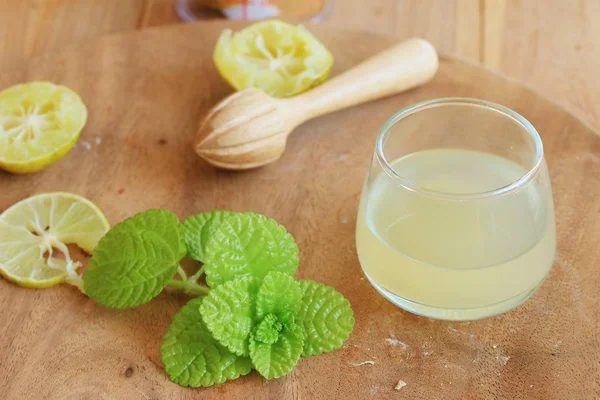 Zitronensaft mit Minze — Stockfoto