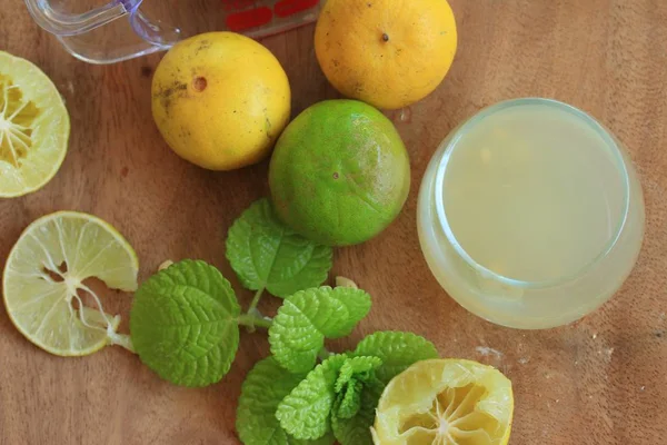Nane limon suyuyla — Stok fotoğraf