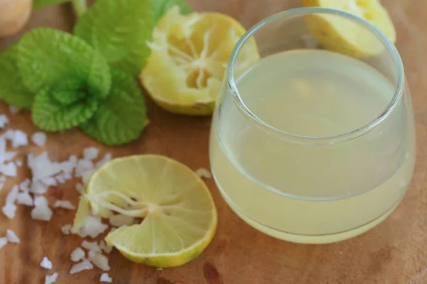 Zumo de limón con miel —  Fotos de Stock