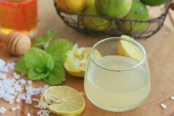 Zitronensaft mit Honig — Stockfoto