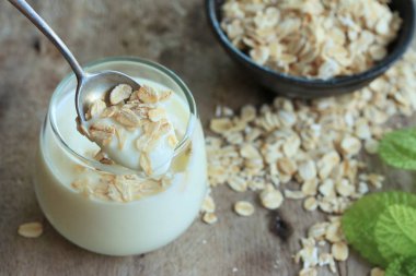 Yoğurtlu yulaf gevreği