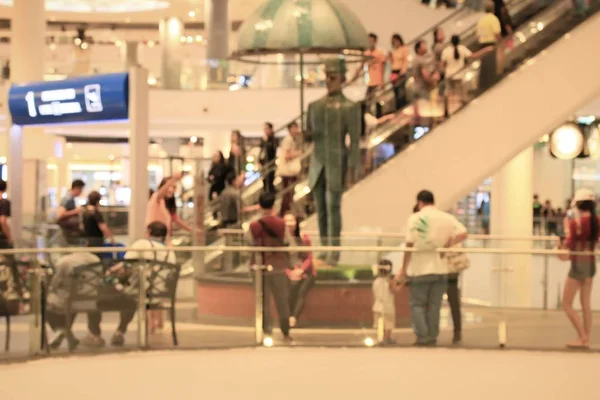 Verschwommene Menschen in Einkaufszentrum — Stockfoto